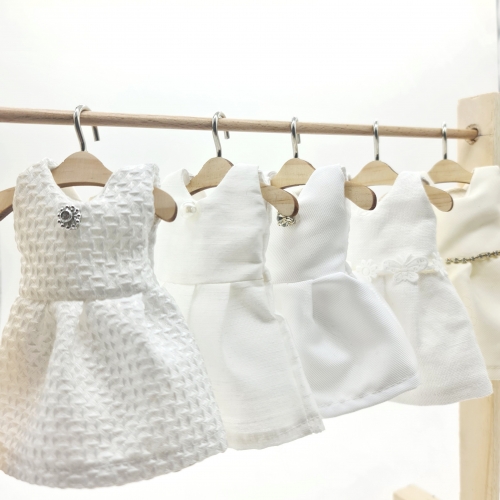 Miniature sartoriali in tessuti pregiati total white