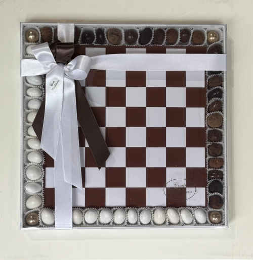 Dama dei confetti bianca e marrone 