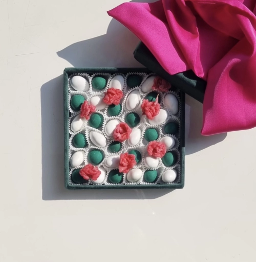 Scatola in velluto verde con confetti e rose cristallizzate