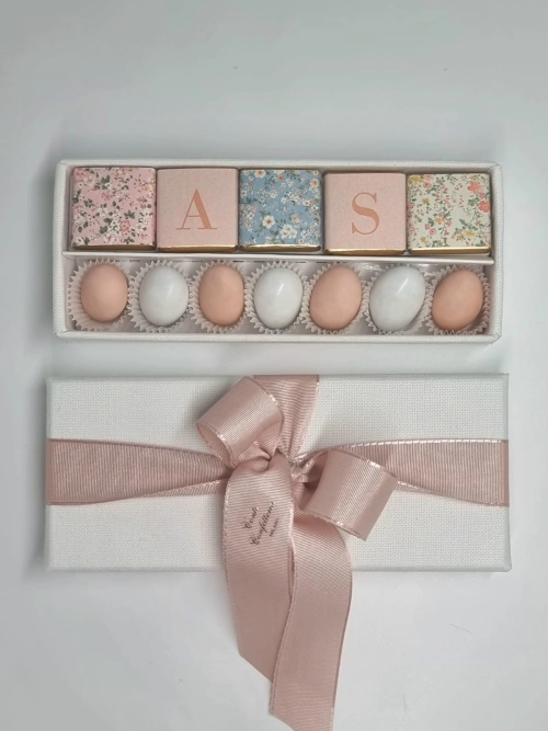 Scatola cioccolati e confetti rosa cipria