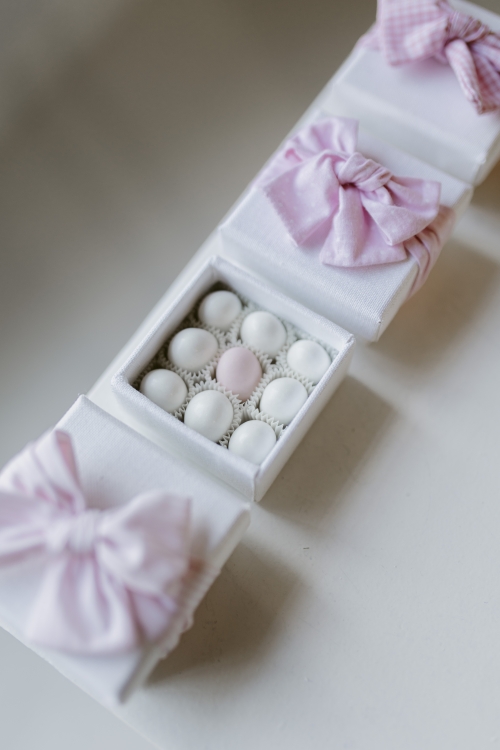 Scatola rivestita in lino bianco con fusciacca in cotone fantasie miste nei toni del rosa